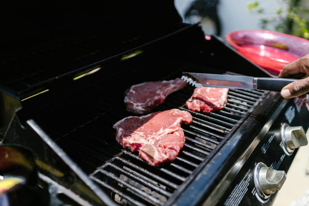 Så længe bør du varme gasgrillen op, før du putter mad på