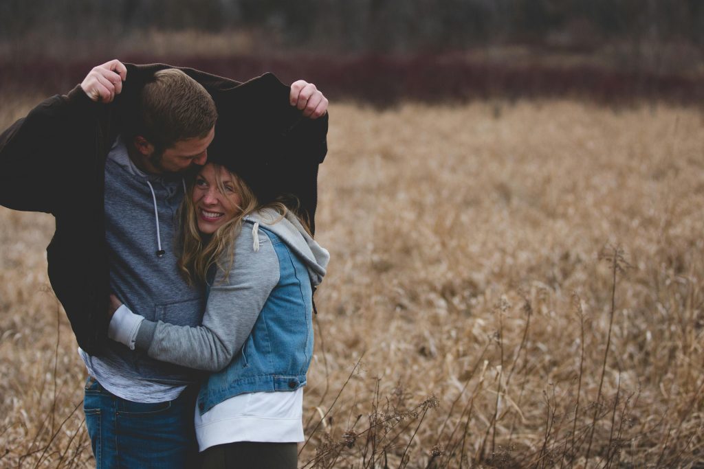 Forholdsekspert advarer: Her er hvad du skal vide om den nye ‘comfort dating’-trend