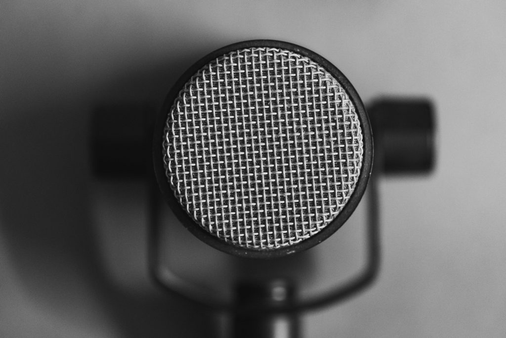 De 7 bedste podcasts til hængekøjen