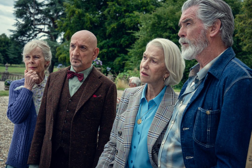 Pierce Brosnan og Ben Kingsley går pensionistdetektiv i første trailer til ‘Torsdagsmordklubben’ på Netflix