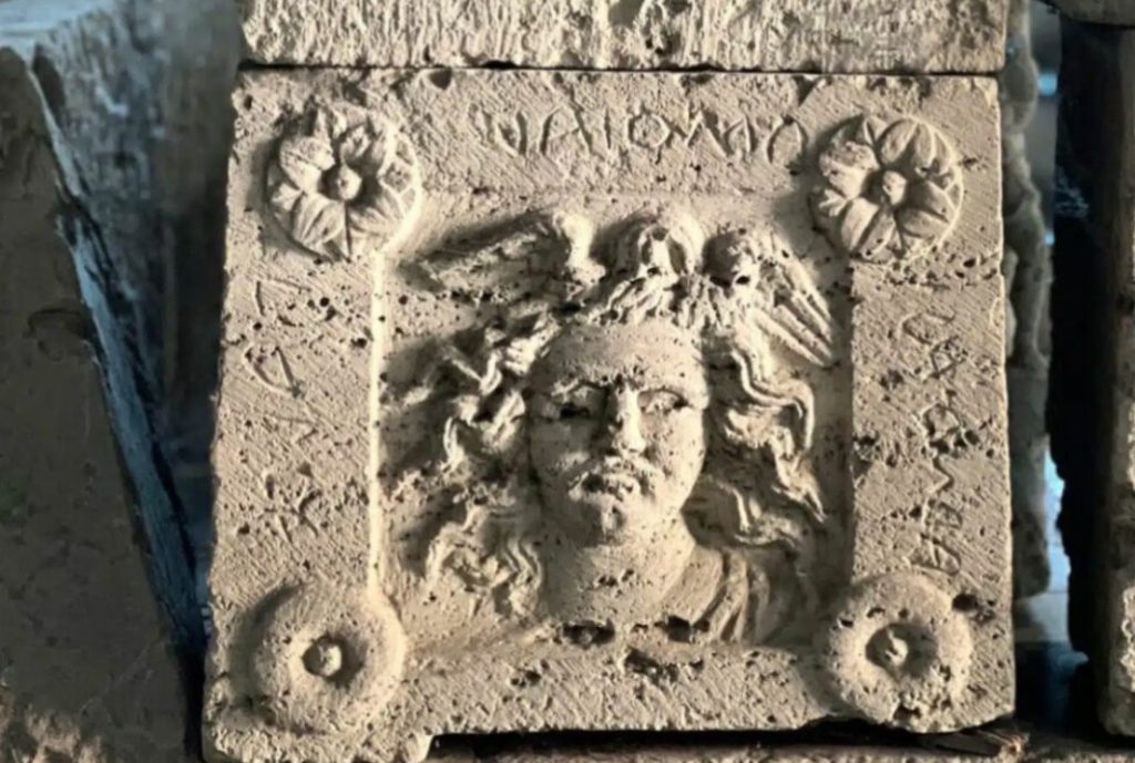 Arkæologer har fundet en 2.300 år gammel Medusa-urne med sjældne inskriptioner i Italien