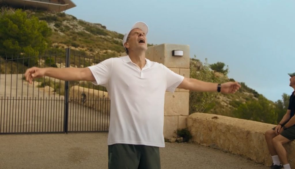 Første kig på SkyShowtimes nye svenske Mallorca-dramedy Hvor Solen Altid Skinner