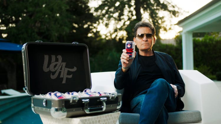 Charlie Sheen går alkoholfri: men holder det stadig vildt med “Wild AF” øl