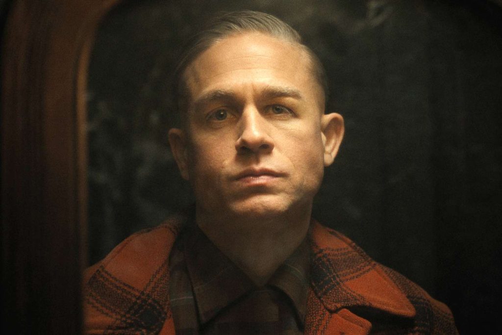 Charlie Hunnam afslører, hvad han sagde ved Ed Geins grav efter at have spillet ham i Netflix-serie