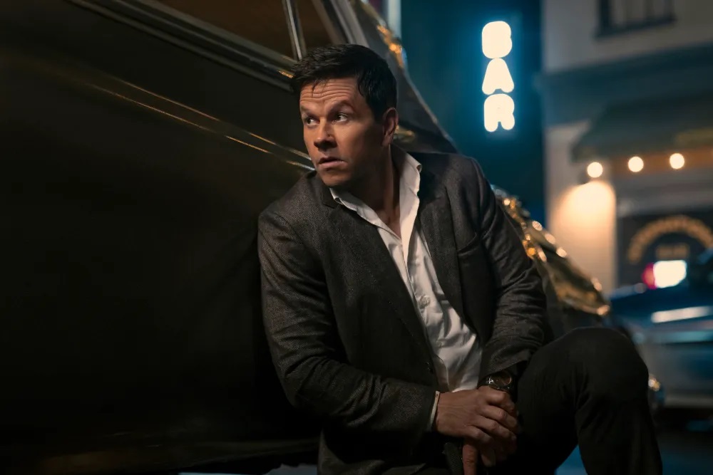 Mark Wahlberg stjæler spanske skatte og skyder sig vej gennem Amazon Primes nye actionbrag Play Dirty