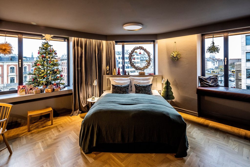 Skal du på julehotel? Scandic åbner dørene for årets julepyntede hotelværelse til ægte julestemning