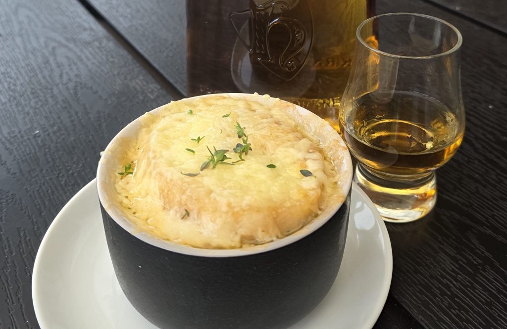 Ikke din sædvanlige whisky-pairing: Fransk løgsuppe med flammer fra Highland Park