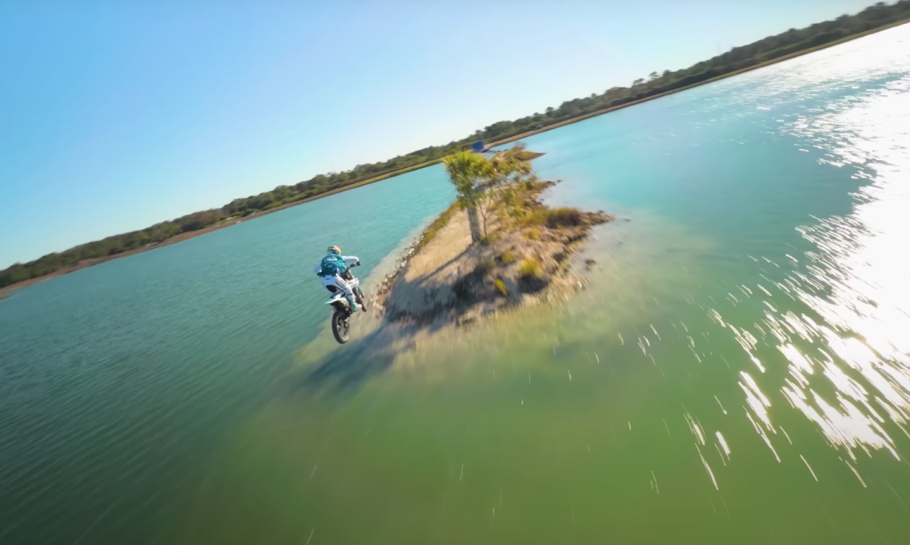 Tyler Bereman flyver over 10 øer på dirt bike i sindssygt Red Bull-stunt
