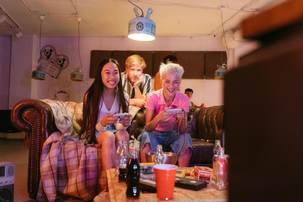 Mens du binge-serier som The Boys, kan du opgradere sjovet med filmaften drikkespil fra Drinking Dojo – perfekt for unge mænd, der elsker tv og drikkespil.