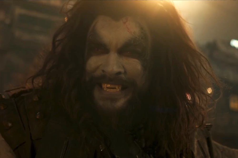Jason Momoa er Lobo i teaser til Supergirl – og det ser fuldstændig vanvittigt ud