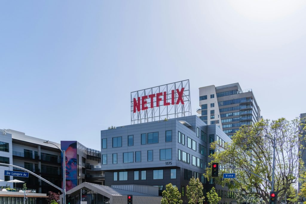 Netflix smider 540 milliarder kroner i kontanter – vil købe Warner Bros. uden bøvl