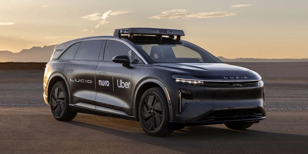 Uber viser sin første robot-taxa: Lucid Gravity + Nuro