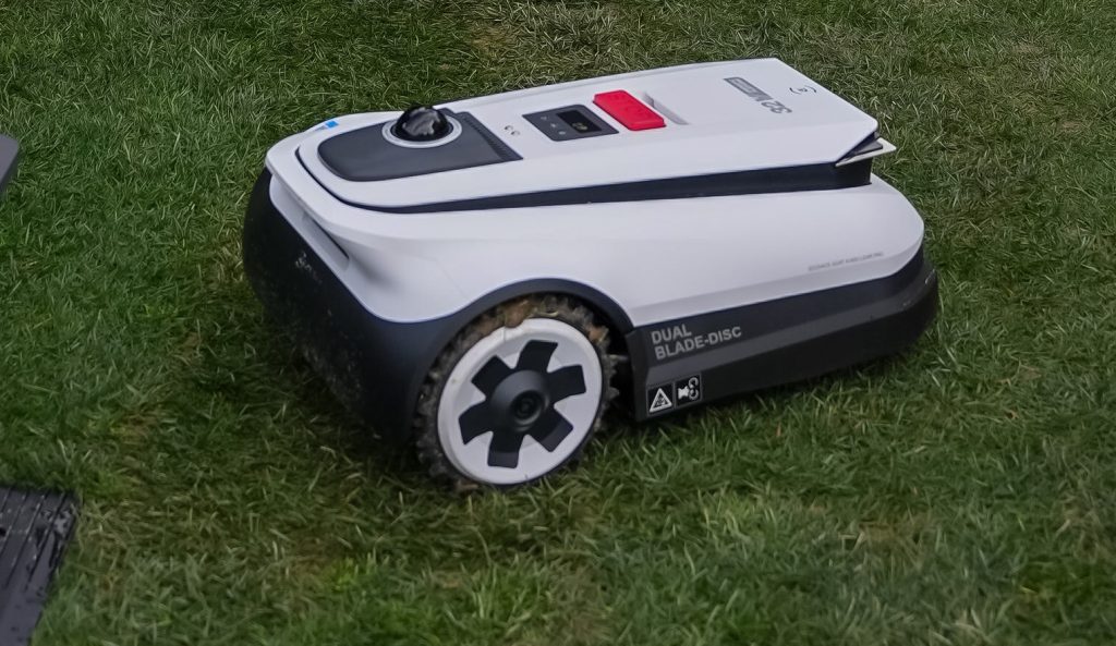 ECOVACS løfter sløret for 2026-robotterne: Nu skal både græsplæne, pool og vinduer klare sig selv