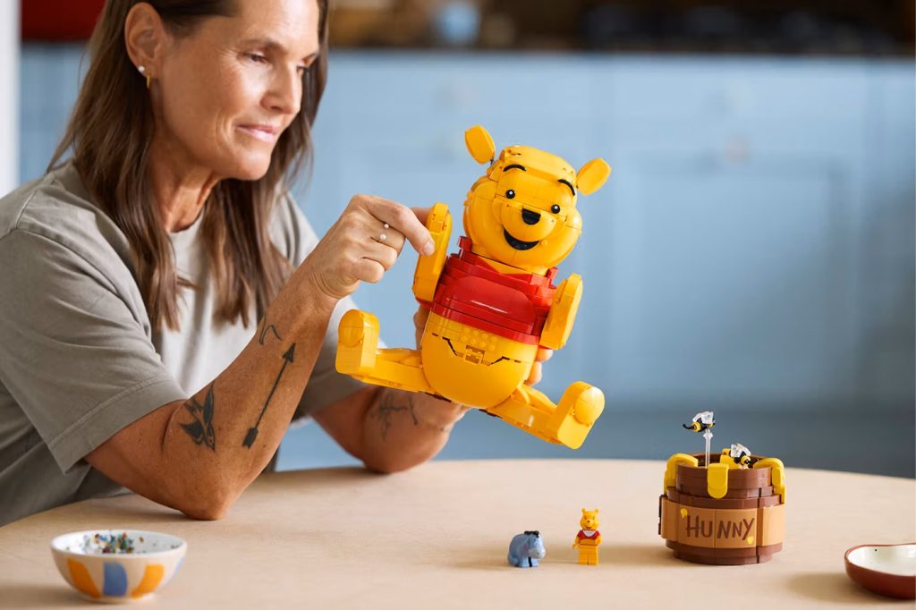 LEGO fejrer 100 år med Peter Plys med stor byggefigur til voksne samlere