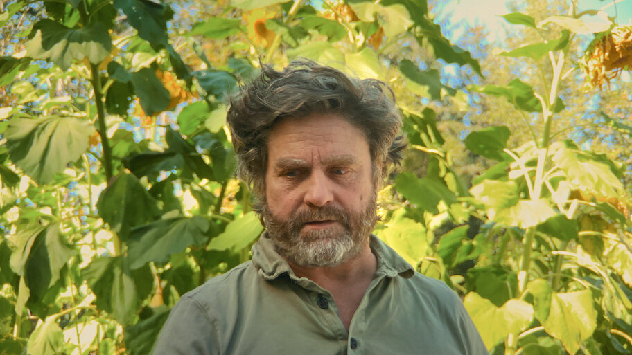 Zach Galifianakis dropper ferns og går all-in på havearbejde i ny Netflix-serie