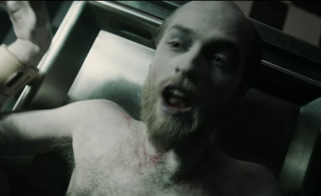 Se gruvækkende trailer til filmatiseringen af gyserspillet The Mortuary Assistant