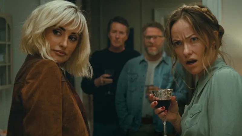 A24 slipper trailer til kaotisk middagsfilm The Invite med stjernespækket cast