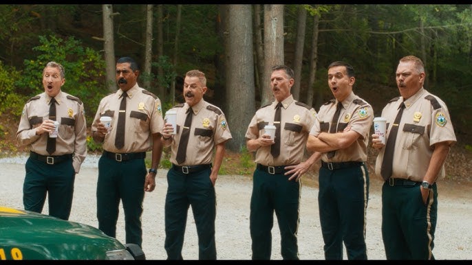Super Troopers 3-trailer er landet – og den går all-in på kaos