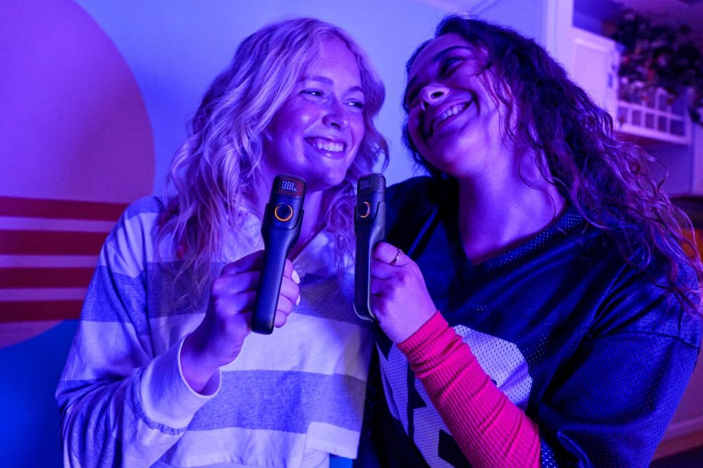 JBL vil gøre alle til karaoke-stjerner med ny AI-mikrofon