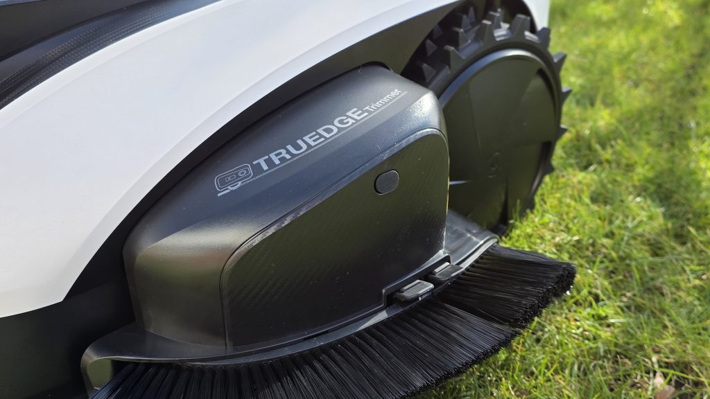 ECOVACS tager næste skridt: Robotplæneklipper med indbygget kanttrimmer