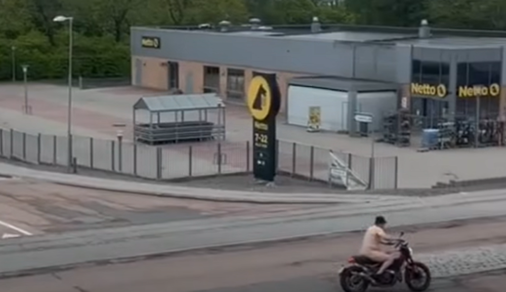 Spektakulære scener i Aarhus: Nøgen mand på motorcykel fejrer AGF-mesterskab foran Netto