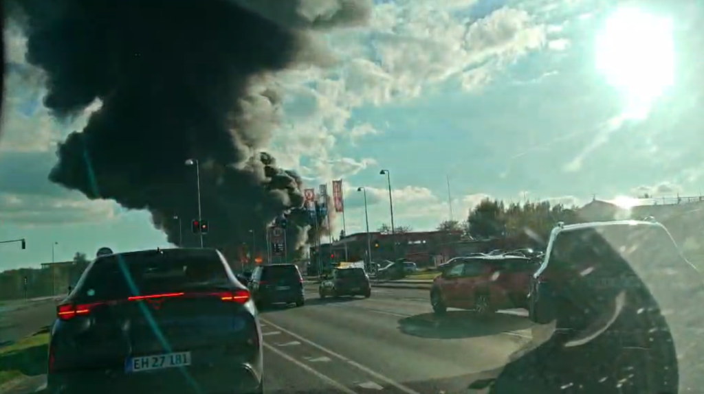 Stor brand i Vejle: Politi advarer mod at søge mod området