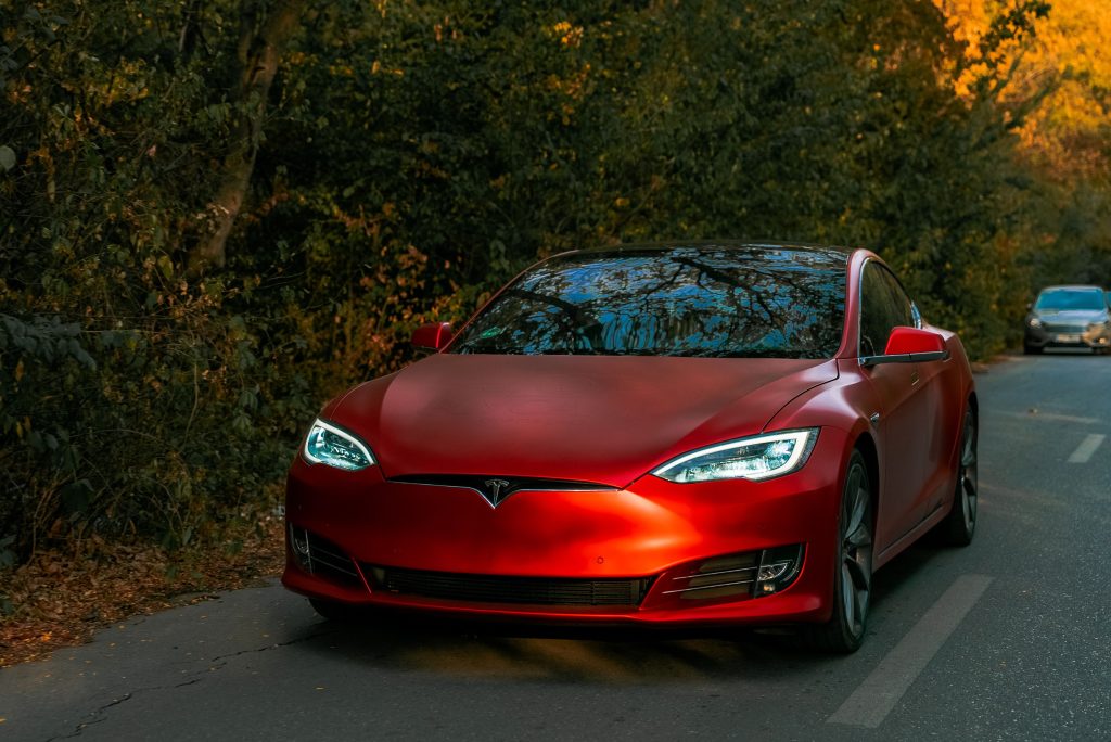 Selvkørende Tesla fløj gennem parcelhus i Texas: 76-årig kvinde dræbt i voldsom ulykke