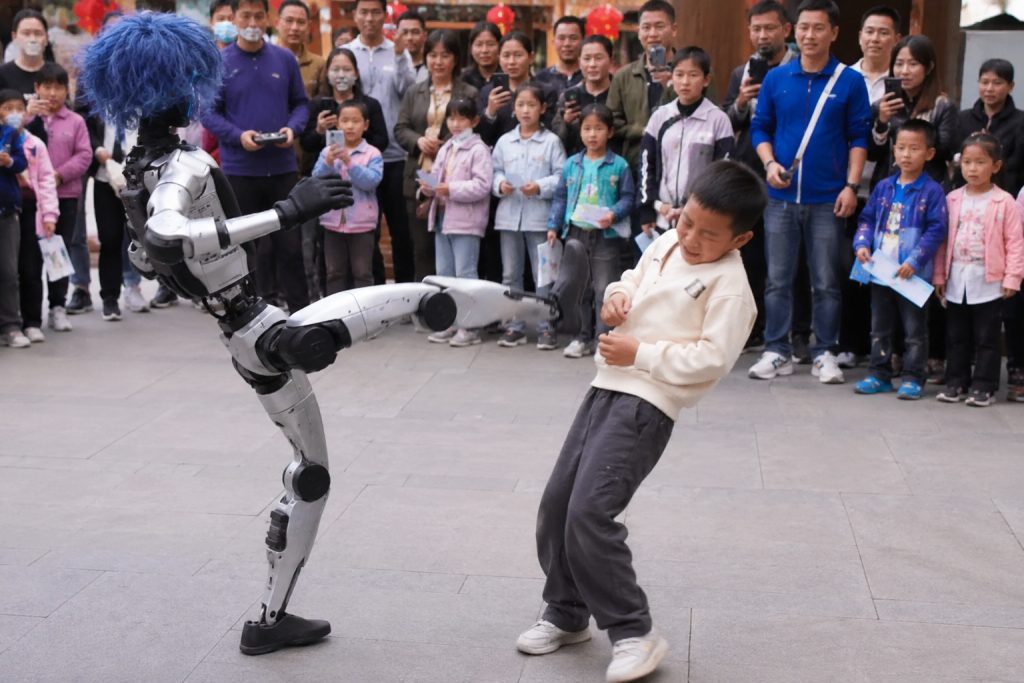Viral video vækker opsigt: Robot sparker barn og internettet går amok