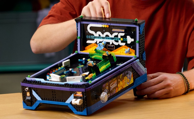 LEGO har bygget en fungerende flippermaskine af 2.274 klodser
