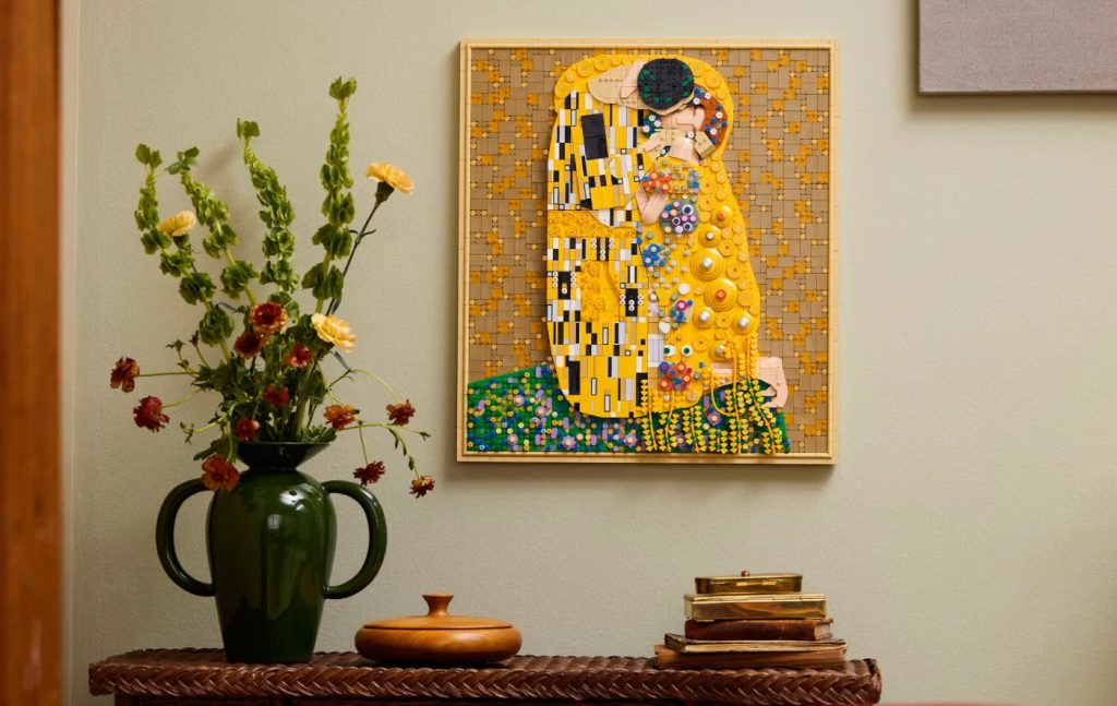 LEGO forvandler Gustav Klimts ikoniske mesterværk ‘The Kiss’ til et imponerende kunstværk i 4.000 klodser