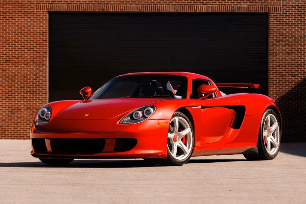 Porsche Carrera GT i Ferrari-rød skal under hammeren – og den er noget helt særligt