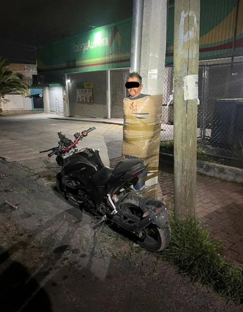 “Mexicansk Batman” jagter motorcykeltyve: Taper dem fast med gaffa til lygtepæle