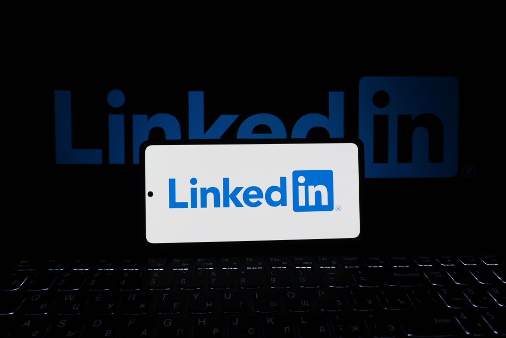 LinkedIn går til kamp mod AI-spam med ny rapporteringsknap