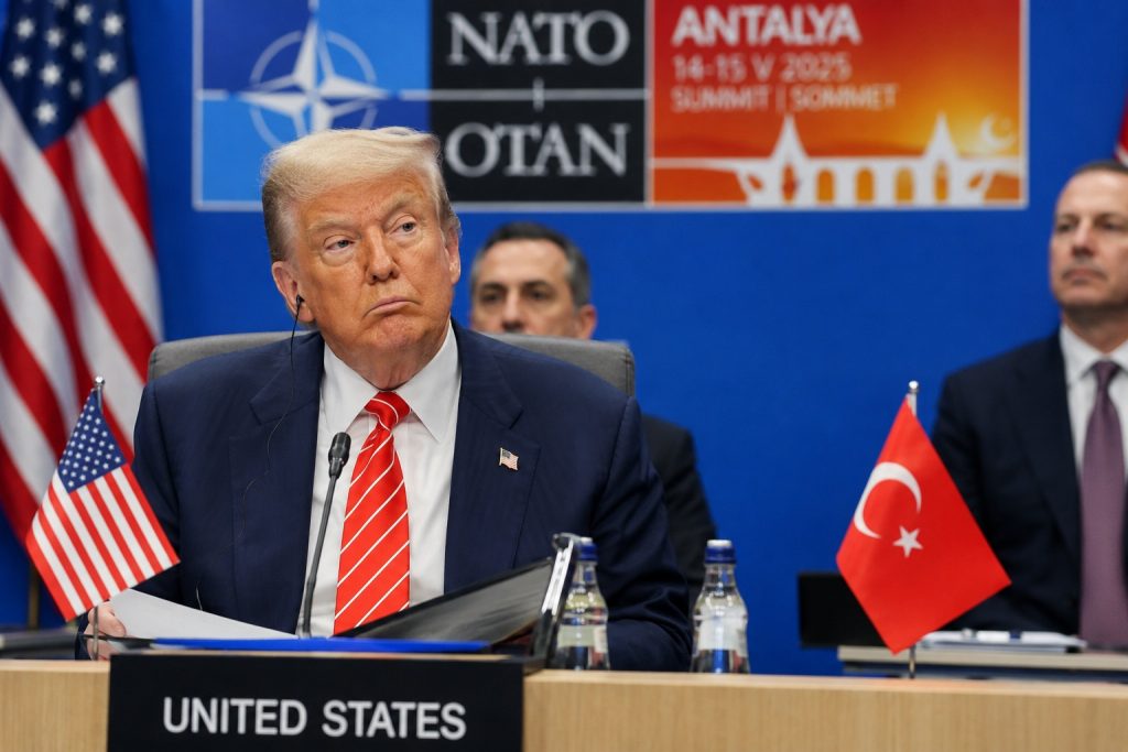 Trump tager sin afføring med hjem fra NATO-topmødet: Her er den usædvanlige forklaring