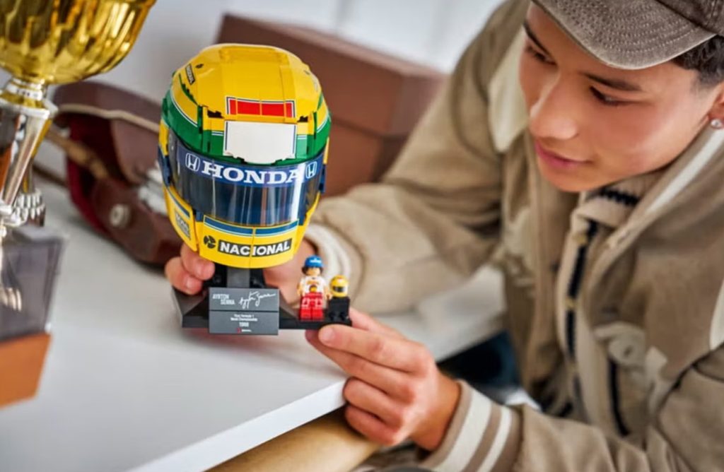 LEGO har bygget Ayrton Sennas ikoniske hjelm i 931 klodser