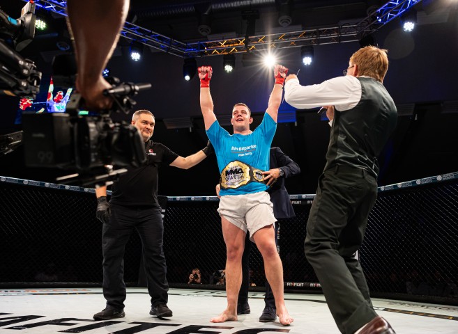 Moren spurgte, om han spildte sit talent – nu tager Jakob Dyrup MMA-drømmen til Sverige