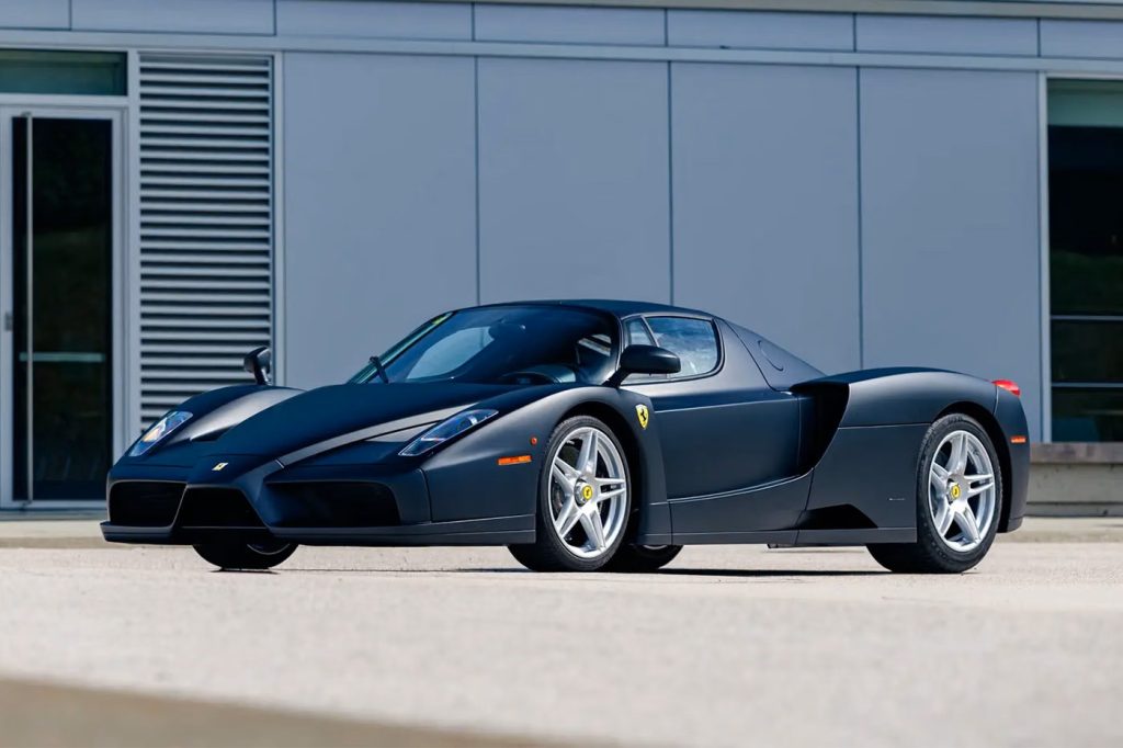 Verdens eneste matsorte Ferrari Enzo er til salg, og den blev bygget til kongefamilien i Brunei