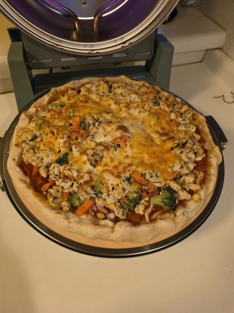 Kenwoods lille pizzaovn rammer 400 grader – og gjorde fredagspizzaen farligt nem