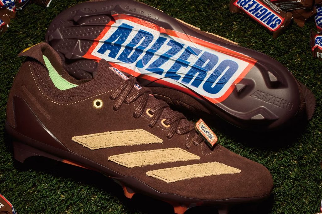 SNICKERS og adidas går sammen om en vild football-sko med chokolade og Halloween-vibes