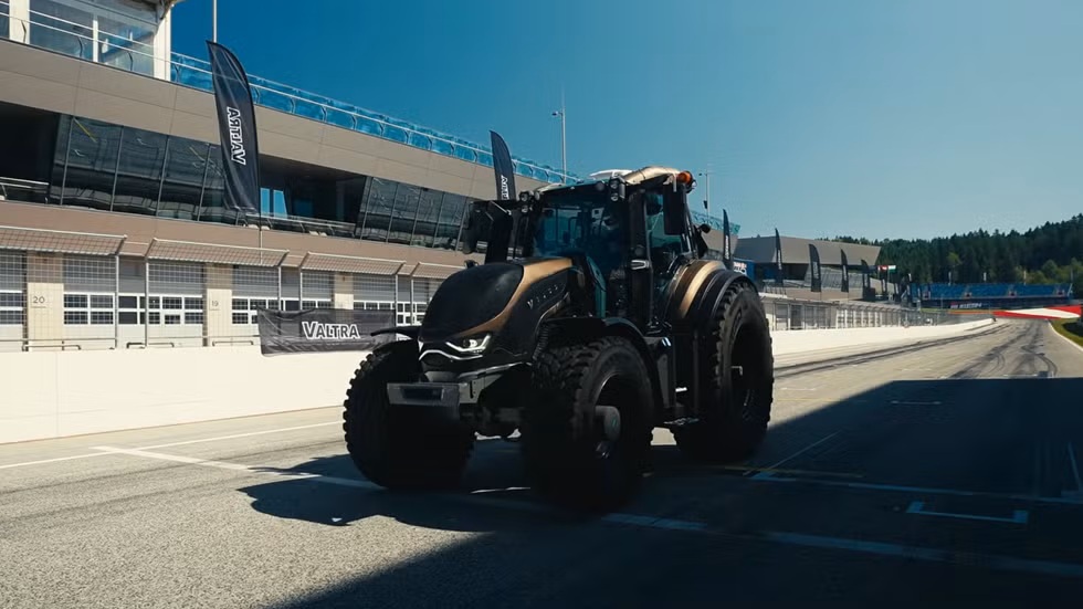 Finsk traktor sætter vild rekord på Formel 1-bane med 245 hestekræfter under motorhjelmen